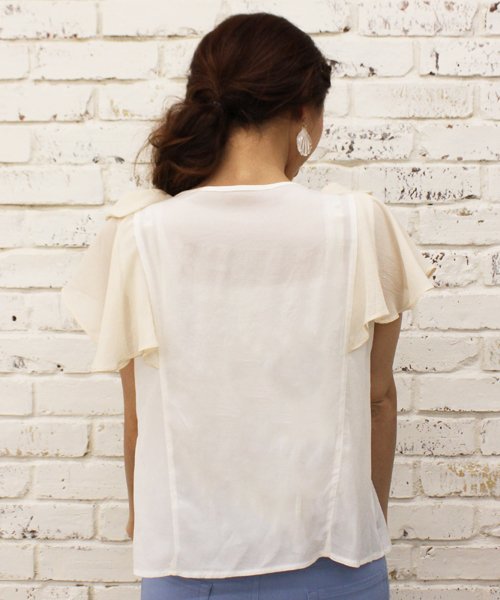 mystic（ミスティック）の「フリル肩リボンブラウス（シャツ/ブラウス・レディース・オフホワイト/ブラック/ブルー/キャメル・ﾌﾘ-）」の6枚目の写真