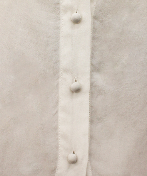 mystic（ミスティック）の「フリル肩リボンブラウス（シャツ/ブラウス・レディース・オフホワイト/ブラック/ブルー/キャメル・ﾌﾘ-）」の8枚目の写真