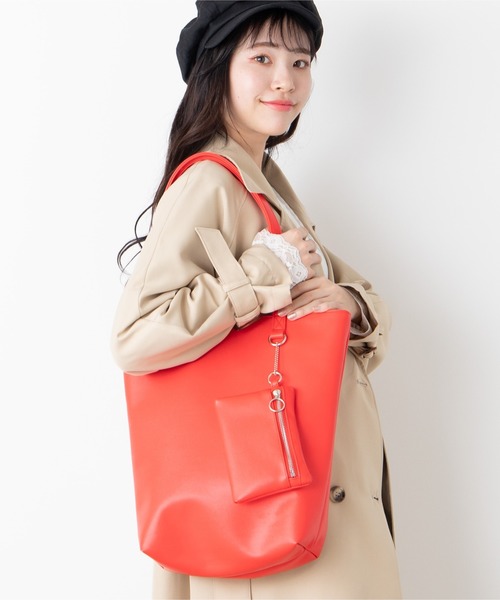 WEGO（ウィゴー）の「WEGO/リングジップポーチ付きフェイクレザートートバッグ（トートバッグ・レディース・ホワイト/ブラック/ベージュ/シルバー/その他1/その他2/キャメル/ライトパープル/グリーン系その他/ベージュ系その他/ライトピンク/ワイン/マスタード/その他3/グレー系その他/ターコイズブルー/ライム/ブルー/レッド/ブラウン/ネイビー・FREE）」の16枚目の写真