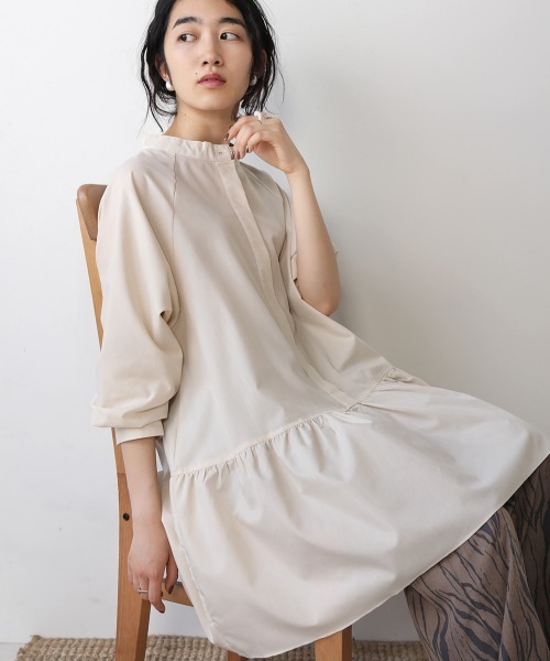Bab(バブ)の「裾ティアードバンドカラーブラウス(シャツ/ブラウス・レディース・グリーン/オフホワイト/チャコールグレー/ベージュ・38)」の1枚目の写真