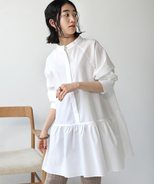 Bab(バブ)の「裾ティアードバンドカラーブラウス(シャツ/ブラウス・レディース・グリーン/オフホワイト/チャコールグレー/ベージュ・38)」の2枚目の写真