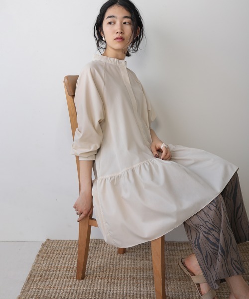 Bab(バブ)の「裾ティアードバンドカラーブラウス(シャツ/ブラウス・レディース・グリーン/オフホワイト/チャコールグレー/ベージュ・38)」の7枚目の写真