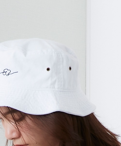 POU DOU DOU(プードゥドゥ)の「ドローイングフラワー刺繍バケットハット(ハット・レディース・ホワイト/ネイビー/ブラウン・8)」の7枚目の写真
