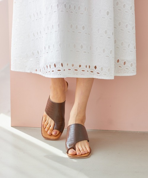 Rewde(ルゥデ)の「ブロックヒールトングミュール(1R18-SA1101)(サンダル・レディース・ブラック/ホワイト/ブラウン・L/S/M)」の3枚目の写真