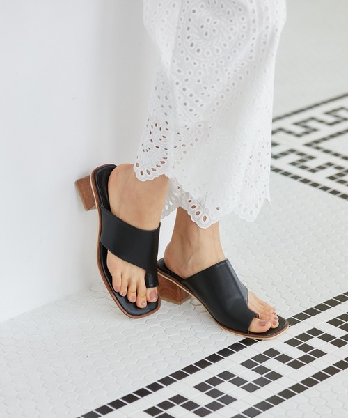 Rewde(ルゥデ)の「ブロックヒールトングミュール(1R18-SA1101)(サンダル・レディース・ブラック/ホワイト/ブラウン・L/S/M)」の1枚目の写真