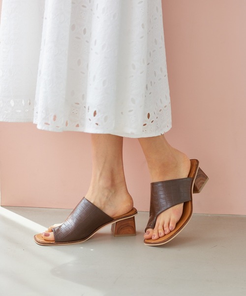 Rewde(ルゥデ)の「ブロックヒールトングミュール(1R18-SA1101)(サンダル・レディース・ブラック/ホワイト/ブラウン・L/S/M)」の10枚目の写真