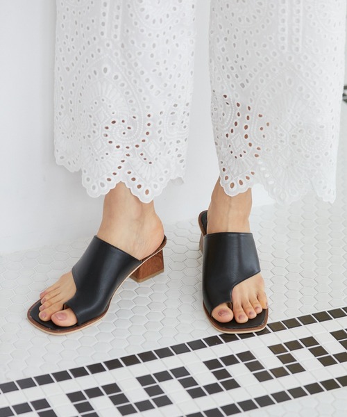 Rewde(ルゥデ)の「ブロックヒールトングミュール(1R18-SA1101)(サンダル・レディース・ブラック/ホワイト/ブラウン・L/S/M)」の7枚目の写真