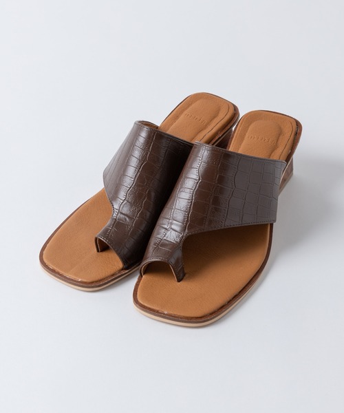 Rewde(ルゥデ)の「ブロックヒールトングミュール(1R18-SA1101)(サンダル・レディース・ブラック/ホワイト/ブラウン・L/S/M)」の5枚目の写真