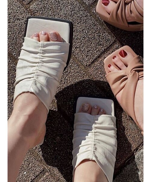 EMODA（エモダ）の「シャーリングスクエアサンダル（サンダル・レディース・ホワイト/ブラック・SMALL/MEDIUM/LARGE）」の2枚目の写真