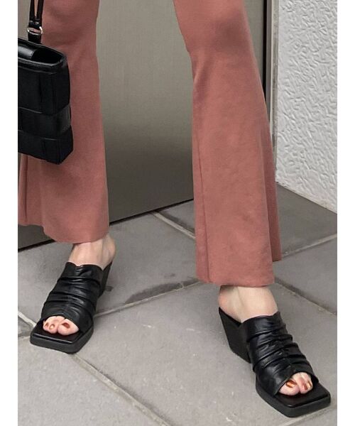 EMODA（エモダ）の「シャーリングスクエアサンダル（サンダル・レディース・ホワイト/ブラック・SMALL/MEDIUM/LARGE）」の4枚目の写真