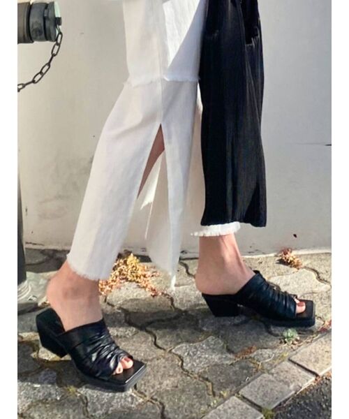 EMODA（エモダ）の「シャーリングスクエアサンダル（サンダル・レディース・ホワイト/ブラック・SMALL/MEDIUM/LARGE）」の5枚目の写真