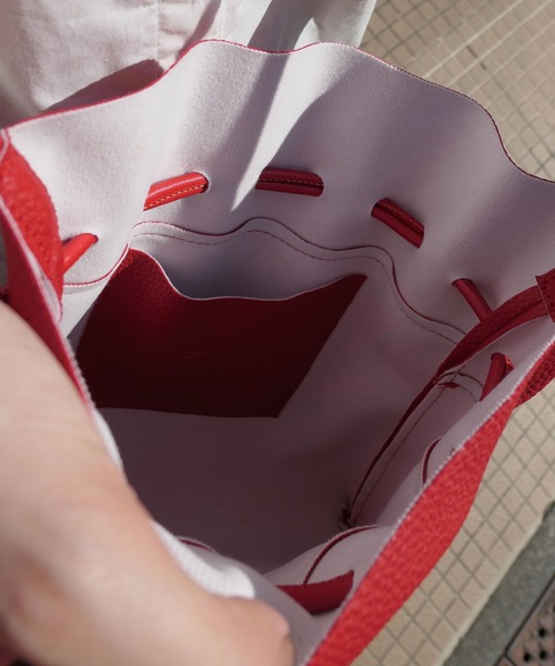 CORNERS（コーナーズ）の「2WAYフェイクレザー巾着ショルダーバッグ（ショルダーバッグ・レディース・アイボリー/ブラック/ブラウン/グリーン/レッド/シルバー/ピンク・FREE）」の12枚目の写真