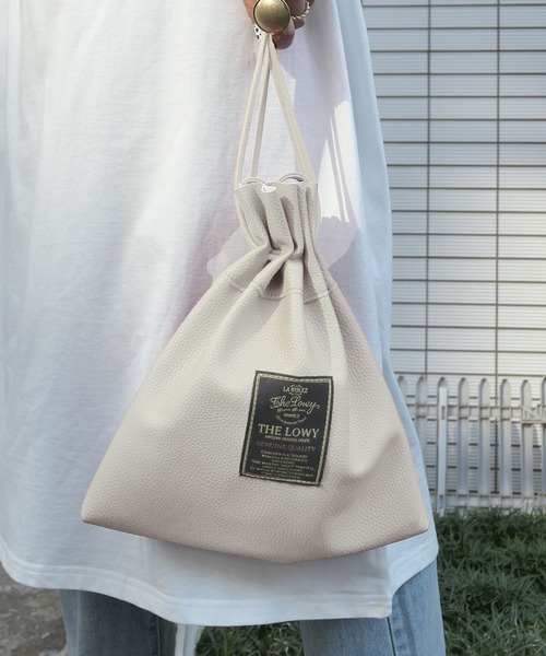 CORNERS（コーナーズ）の「2WAYフェイクレザー巾着ショルダーバッグ（ショルダーバッグ・レディース・アイボリー/ブラック/ブラウン/グリーン/レッド/シルバー/ピンク・FREE）」の18枚目の写真