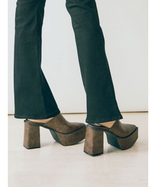 EVRIS(エヴリス)の「チャンキーヒールミュール(サンダル・レディース・ブラック/ブラウン・MEDIUM/LARGE)」の3枚目の写真