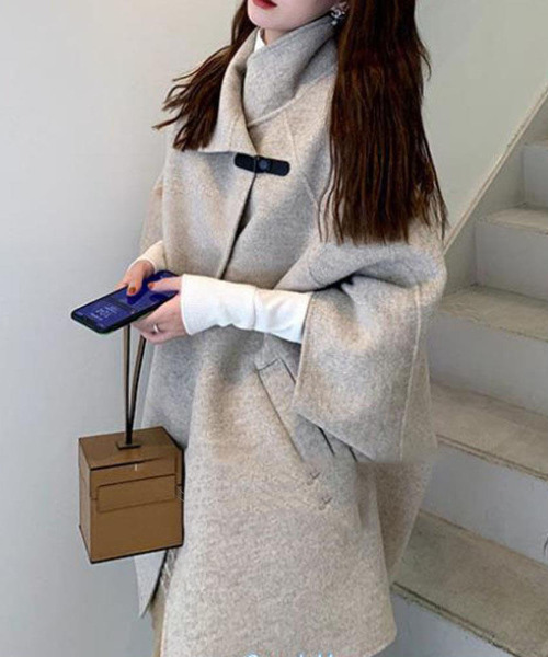 emi+（エミプラス）の「ポンチョ風ミディーコート（ピーコート・レディース・ベージュ/グリーン/ブラウン/チャコールグレー/ブラック・L/M/S）」の11枚目の写真