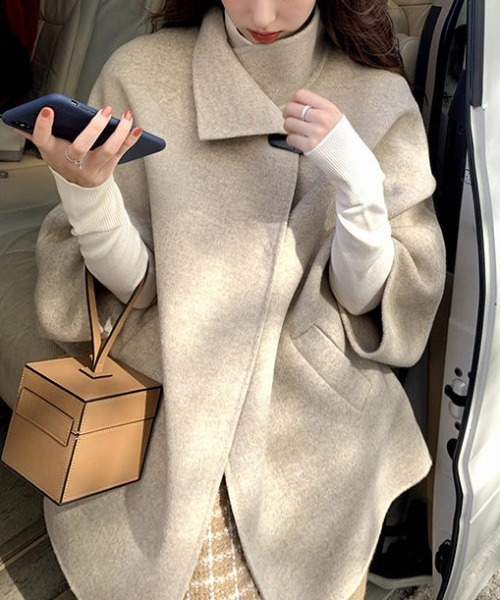 emi+（エミプラス）の「ポンチョ風ミディーコート（ピーコート・レディース・ベージュ/グリーン/ブラウン/チャコールグレー/ブラック・L/M/S）」の8枚目の写真