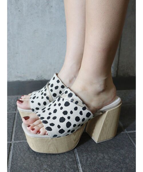 MURUA（ムルーア）の「ワイドカバーチューブサンダル（サンダル・レディース・ホワイト/ブラック/その他1・35/36/37）」の3枚目の写真