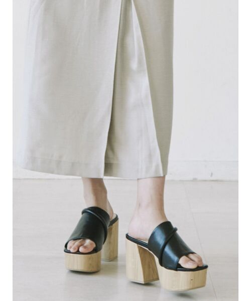 MURUA（ムルーア）の「ワイドカバーチューブサンダル（サンダル・レディース・ホワイト/ブラック/その他1・35/36/37）」の2枚目の写真