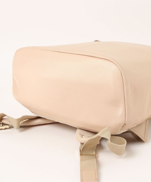 To b. by agnes b.（トゥービーバイアニエスベー）の「WT08 SAC ナイロンバックパック（バックパック/リュック・レディース・ベージュ・FREE）」の4枚目の写真