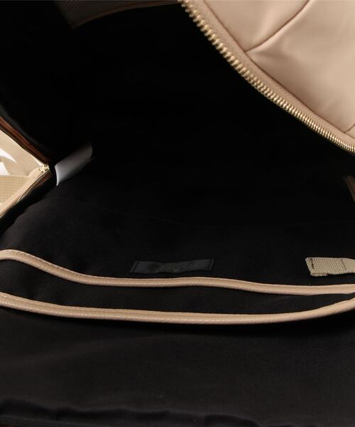 To b. by agnes b.（トゥービーバイアニエスベー）の「WT08 SAC ナイロンバックパック（バックパック/リュック・レディース・ベージュ・FREE）」の3枚目の写真