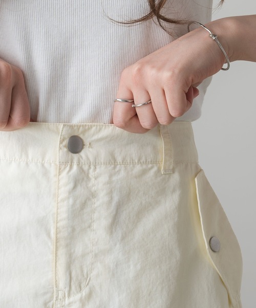 WEGO（ウィゴー）の「WEGO/ナイロンドロストカーゴロングスカート（スカート・レディース・カーキ/ブラック/オフホワイト・FREE）」の7枚目の写真