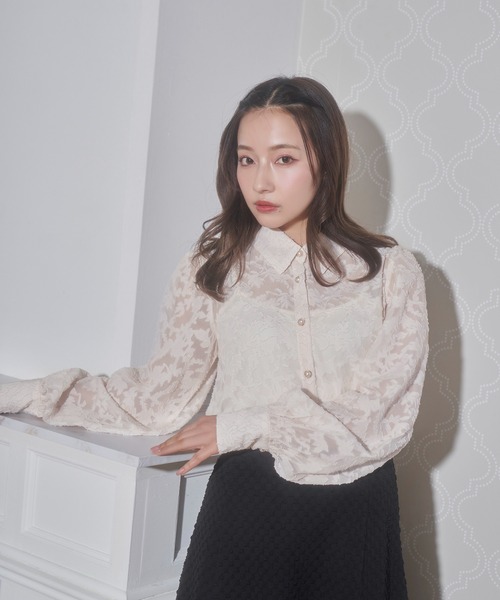 ANDGEEBEE(アンジービー)の「パフスリーブシャツ(シャツ/ブラウス・レディース・ホワイト/ベージュ・MEDIUM)」の2枚目の写真