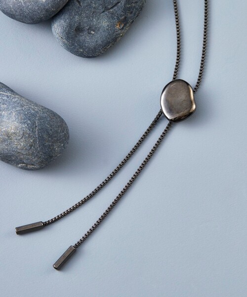 tk.TAKEO KIKUCHI（ティーケータケオキクチ）の「◆メタルループタイネックレス（ネックレス・メンズ・シルバー/シルバー系4/ブラック/ブラック系/シルバー系/シルバー系1/ブラック系5/ゴールド系8/ブラック系6/シルバー系7/シルバー系8/ゴールド系7/ブラック系1/ゴールド系2/シルバー系3/シルバー系2/ブラック系2/ゴールド系3/ブラック系4/シルバー系5/シルバー系6/ゴールド系6/ブラック系3/ゴールド系5/ゴールド系/ライトグレー/ライトグレー系/ゴールド系1/ブラック系7/ブラック系8・00）」の3枚目の写真