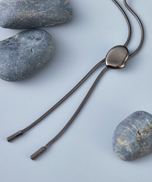 tk.TAKEO KIKUCHI（ティーケータケオキクチ）の「◆メタルループタイネックレス（ネックレス・メンズ・シルバー/シルバー系4/ブラック/ブラック系/シルバー系/シルバー系1/ブラック系5/ゴールド系8/ブラック系6/シルバー系7/シルバー系8/ゴールド系7/ブラック系1/ゴールド系2/シルバー系3/シルバー系2/ブラック系2/ゴールド系3/ブラック系4/シルバー系5/シルバー系6/ゴールド系6/ブラック系3/ゴールド系5/ゴールド系/ライトグレー/ライトグレー系/ゴールド系1/ブラック系7/ブラック系8・00）」の2枚目の写真