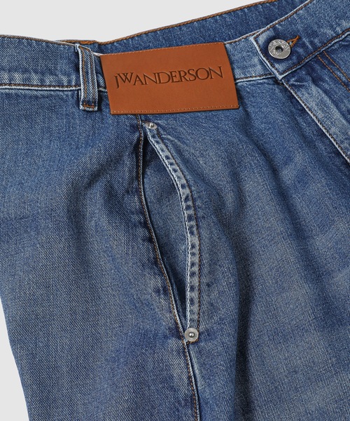 JW Anderson(ジェイダブリューアンダーソン)の「パンツ(デニムパンツ・メンズ・ライトブルー・30/32)」の2枚目の写真