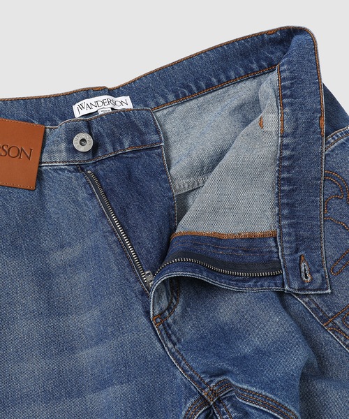 JW Anderson(ジェイダブリューアンダーソン)の「パンツ(デニムパンツ・メンズ・ライトブルー・30/32)」の6枚目の写真