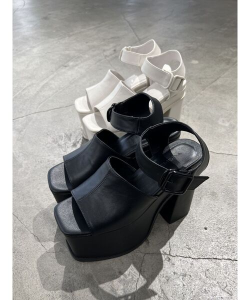 EMODA(エモダ)の「センターシームバルキーサンダル(サンダル・レディース・ホワイト/ブラック・SMALL/MEDIUM/LARGE)」の11枚目の写真