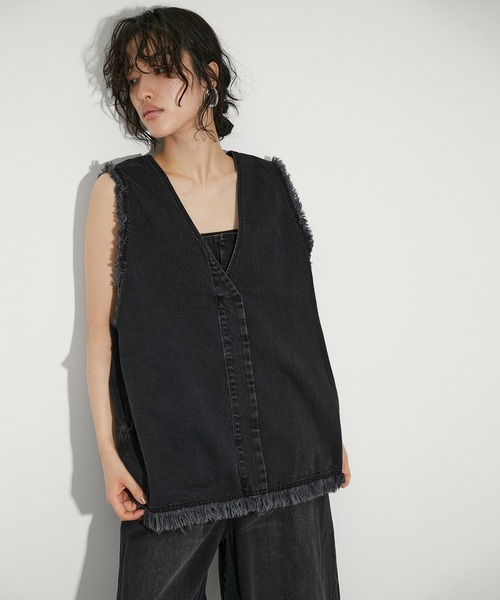 ADAM ET ROPE'（アダムエロペ）の「【サステナブル】フリンジデニムベスト（シャツ/ブラウス・レディース・ブラック/ブルー・FREE）」の2枚目の写真