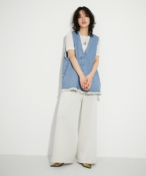 ADAM ET ROPE'（アダムエロペ）の「【サステナブル】フリンジデニムベスト（シャツ/ブラウス・レディース・ブラック/ブルー・FREE）」の5枚目の写真