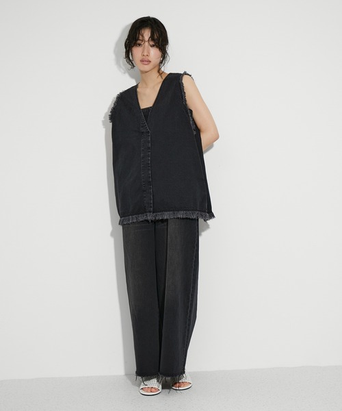 ADAM ET ROPE'（アダムエロペ）の「【サステナブル】フリンジデニムベスト（シャツ/ブラウス・レディース・ブラック/ブルー・FREE）」の3枚目の写真