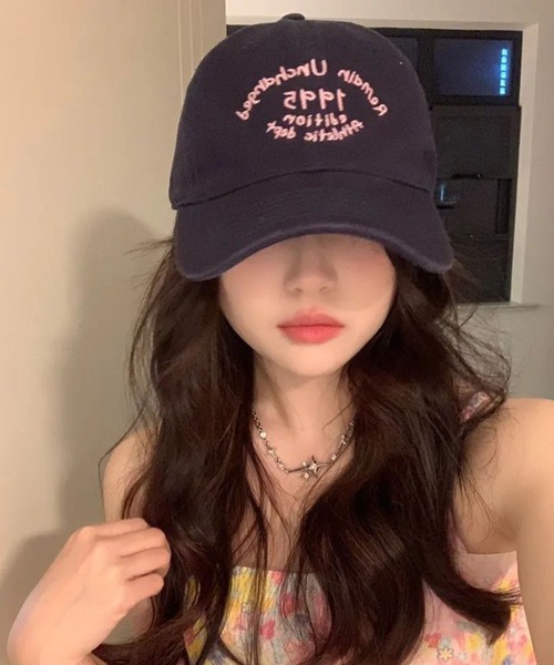 SHEPP（シープ）の「刺繍ロゴ ベースボールキャップ（キャップ・レディース・ホワイト/ブラウン/ネイビー/ベージュ/ライトピンク/アイボリー/ブラック/ワイン/グレー・F）」の7枚目の写真