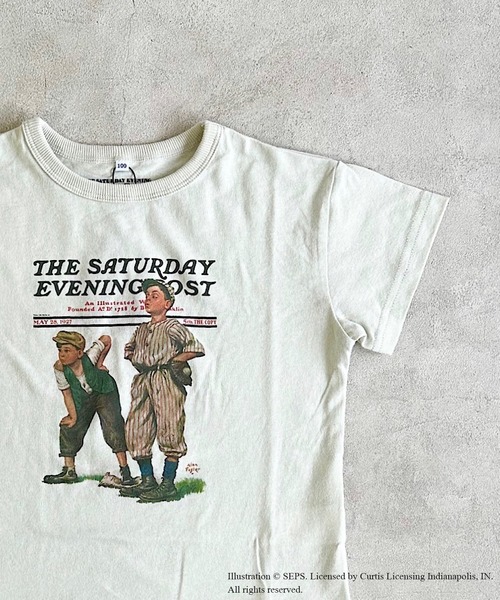 MARKEY'S（マーキーズ）の「【THE SATURDAY EVENING POST】別注プリントTシャツ（90～150cm）（Tシャツ/カットソー・キッズ・ベージュ/オレンジ/チャコール/オフホワイト・110/100/90/120/150/140/130）」の3枚目の写真
