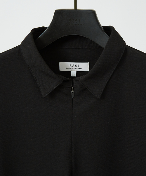 5351 POUR LES HOMMES(ゴーサンゴーイチプールオム)の「スリット ジップ ポロシャツ(ポロシャツ・メンズ・チャコールグレー/ブラック・44/46/48/50)」の4枚目の写真