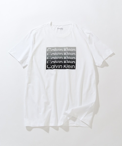 Calvin Klein(カルバン・クライン)の「【Calvin Klein/カルバンクライン】ロゴプリント ショートスリーブTシャツ(Tシャツ/カットソー・メンズ・ホワイト/ブラック・M/S/L)」の1枚目の写真