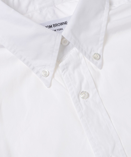 THOM BROWNE(トムブラウン)の「CLASSIC SHIRT W/ RWB GROSGRAIN ARMBANDS IN POPLIN(シャツ/ブラウス・メンズ・ホワイト・1/2)」の3枚目の写真