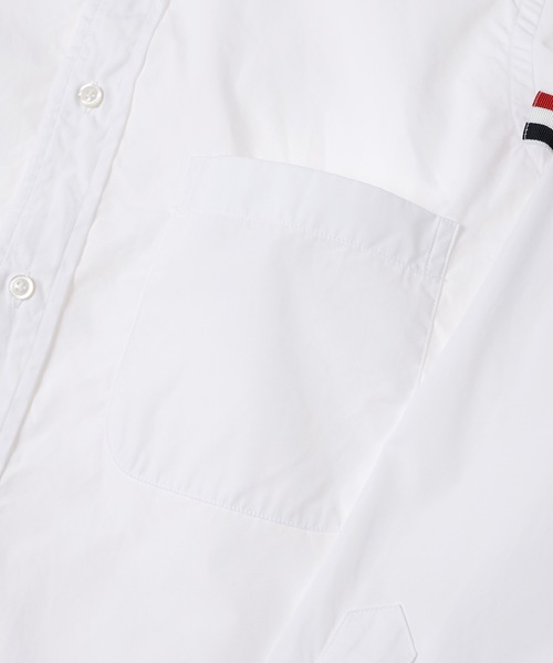 THOM BROWNE(トムブラウン)の「CLASSIC SHIRT W/ RWB GROSGRAIN ARMBANDS IN POPLIN(シャツ/ブラウス・メンズ・ホワイト・1/2)」の4枚目の写真