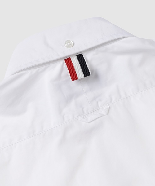 THOM BROWNE(トムブラウン)の「CLASSIC SHIRT W/ RWB GROSGRAIN ARMBANDS IN POPLIN(シャツ/ブラウス・メンズ・ホワイト・1/2)」の6枚目の写真