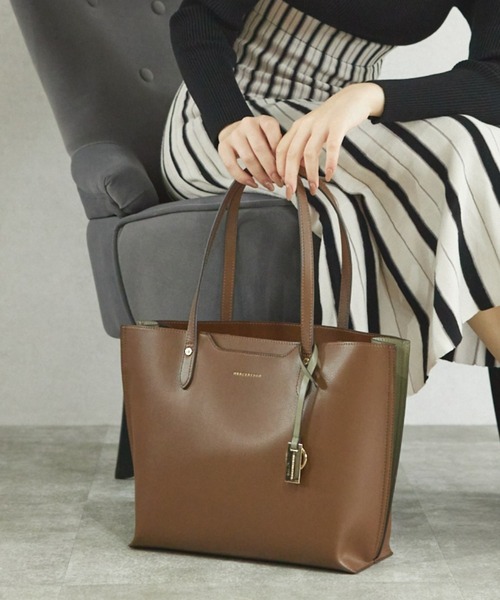 MERCURYDUO（マーキュリーデュオ）の「【MERCURYDUO/マーキュリーデュオ】両アオリポケット サイド配色A4トートバッグ　  キーチャーム付（トートバッグ・レディース・ブラック/アイボリー/ダークブラウン/ベージュ/グレイッシュベージュ/ライトグレー・FREE）」の5枚目の写真