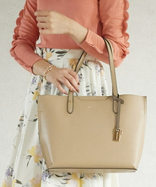 MERCURYDUO（マーキュリーデュオ）の「【MERCURYDUO/マーキュリーデュオ】両アオリポケット サイド配色A4トートバッグ　  キーチャーム付（トートバッグ・レディース・ブラック/アイボリー/ダークブラウン/ベージュ/グレイッシュベージュ/ライトグレー・FREE）」の6枚目の写真