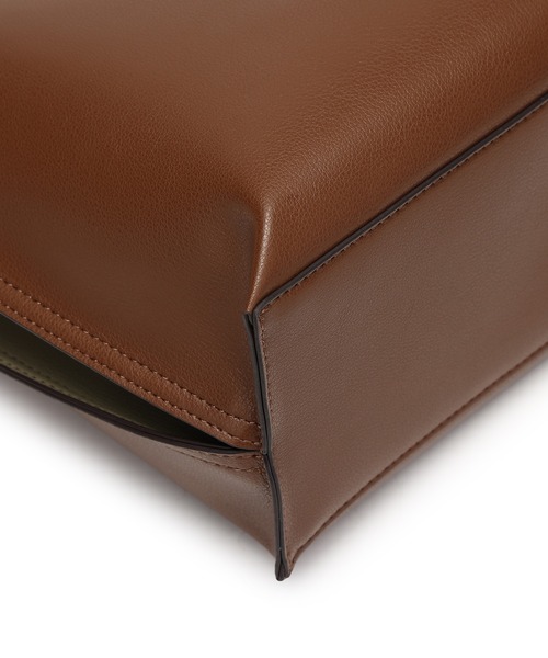 MERCURYDUO（マーキュリーデュオ）の「【MERCURYDUO/マーキュリーデュオ】両アオリポケット サイド配色A4トートバッグ　  キーチャーム付（トートバッグ・レディース・ブラック/アイボリー/ダークブラウン/ベージュ/グレイッシュベージュ/ライトグレー・FREE）」の7枚目の写真