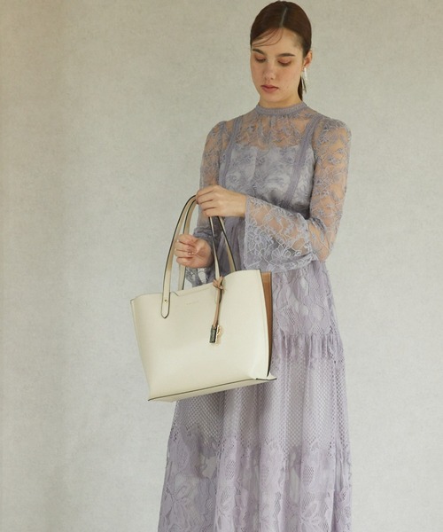 MERCURYDUO（マーキュリーデュオ）の「【MERCURYDUO/マーキュリーデュオ】両アオリポケット サイド配色A4トートバッグ　  キーチャーム付（トートバッグ・レディース・ブラック/アイボリー/ダークブラウン/ベージュ/グレイッシュベージュ/ライトグレー・FREE）」の17枚目の写真