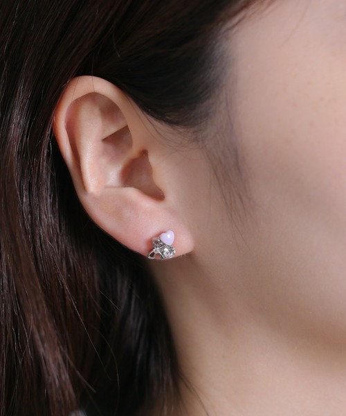 Peony(ピオニー)の「【Peony/ピオニー】/ハート リボン ビジューピアス(ピアス(両耳用)・レディース・シルバー系1/ゴールド系2/ゴールド系4/シルバー系3/ゴールド系1/ゴールド系3/シルバー系4/シルバー系2・FREE)」の1枚目の写真
