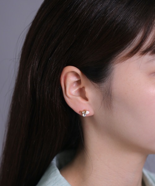 Peony(ピオニー)の「【Peony/ピオニー】/ハート リボン ビジューピアス(ピアス(両耳用)・レディース・シルバー系1/ゴールド系2/ゴールド系4/シルバー系3/ゴールド系1/ゴールド系3/シルバー系4/シルバー系2・FREE)」の5枚目の写真