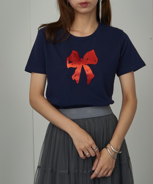 MAISON BREEZE reveur（メゾンブリーズレヴール）の「【MAISON BREEZE reveur】箔プリント コンパクトTシャツ フラワー リボン プリントT（Tシャツ/カットソー・レディース・ブラック/ライトピンク/ブラック系その他2/ホワイト系その他2/ホワイト/レッド/ホワイト系その他3/ネイビー・FREE）」の6枚目の写真