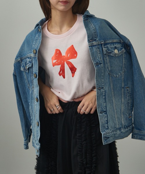 MAISON BREEZE reveur（メゾンブリーズレヴール）の「【MAISON BREEZE reveur】箔プリント コンパクトTシャツ フラワー リボン プリントT（Tシャツ/カットソー・レディース・ブラック/ライトピンク/ブラック系その他2/ホワイト系その他2/ホワイト/レッド/ホワイト系その他3/ネイビー・FREE）」の7枚目の写真