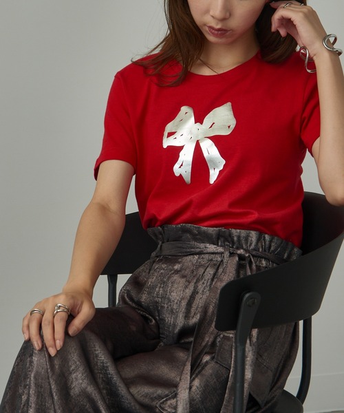 MAISON BREEZE reveur（メゾンブリーズレヴール）の「【MAISON BREEZE reveur】箔プリント コンパクトTシャツ フラワー リボン プリントT（Tシャツ/カットソー・レディース・ブラック/ライトピンク/ブラック系その他2/ホワイト系その他2/ホワイト/レッド/ホワイト系その他3/ネイビー・FREE）」の8枚目の写真